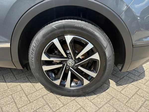VOLKSWAGEN Tiguan (2019) — foto 17 van 24