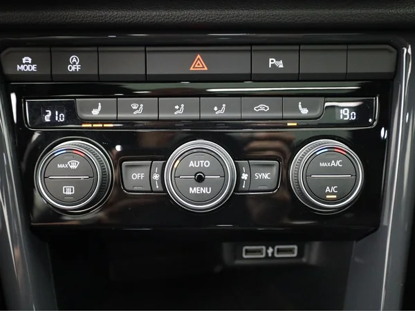 VOLKSWAGEN T-Roc (2019) — foto 11 van 24