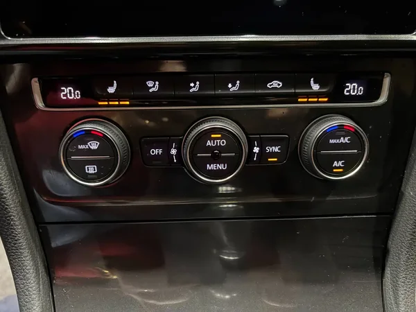 Volkswagen Golf (2018) — foto 8 van 25