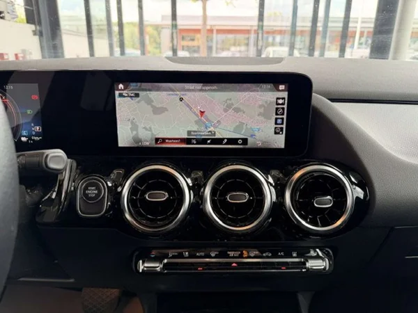 Mercedes-Benz GLA (2023) — foto 3 van 22