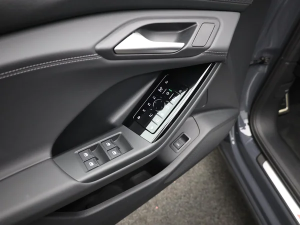 AUDI Q6 e-tron (2026) — foto 8 van 27