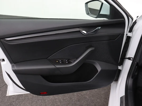 SKODA Octavia Combi (2024) — foto 9 van 18