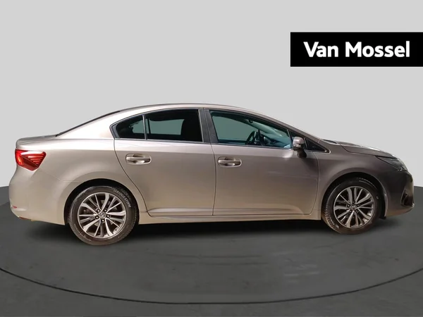 Toyota Avensis (2015) — foto 12 van 16
