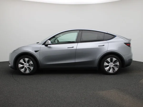 Tesla Model Y (2023) — foto 34 van 41