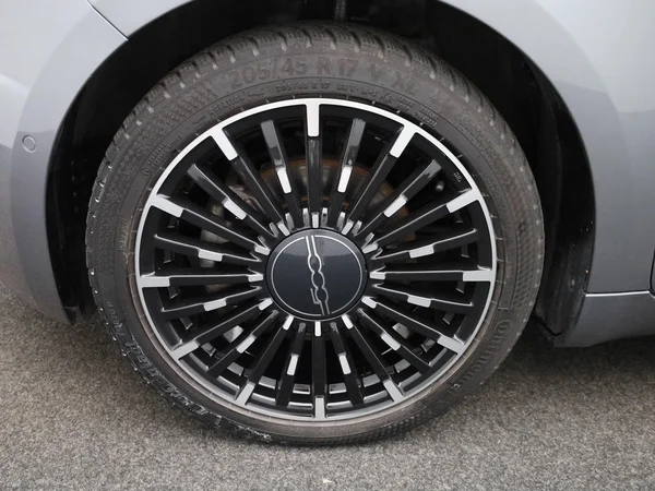 Fiat 500e (2023) — foto 8 van 39