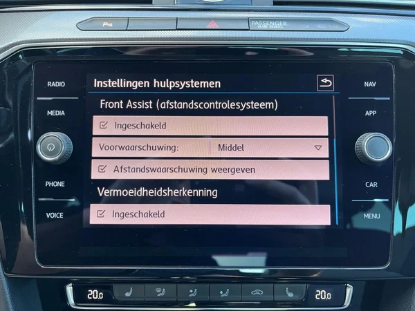 VOLKSWAGEN Passat (2018) — foto 6 van 22