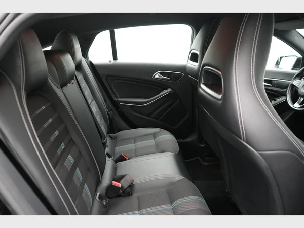 MERCEDES-BENZ CLA 180 (2019) — foto 2 van 22