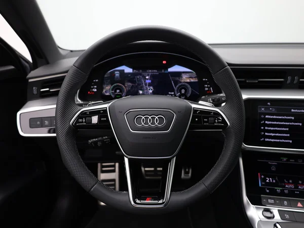 AUDI A6 Avant PHEV (2024) — foto 18 van 23