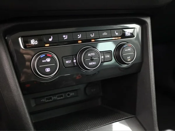 VOLKSWAGEN Tiguan (2019) — foto 10 van 22