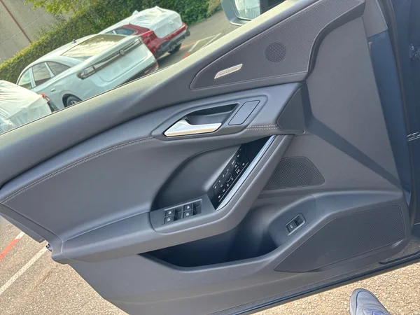 AUDI Q6 e-tron (2025) — foto 6 van 24
