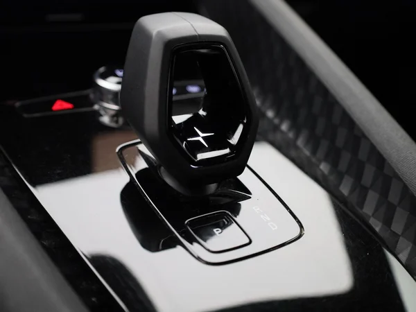Polestar 2 (2023) — foto 16 van 41