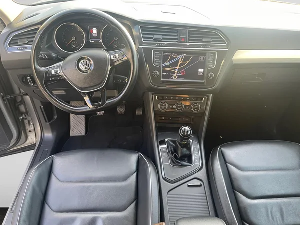 VOLKSWAGEN Tiguan (2017) — foto 15 van 21