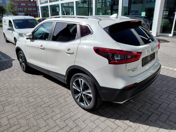 Nissan QASHQAI (2018) — foto 9 van 15