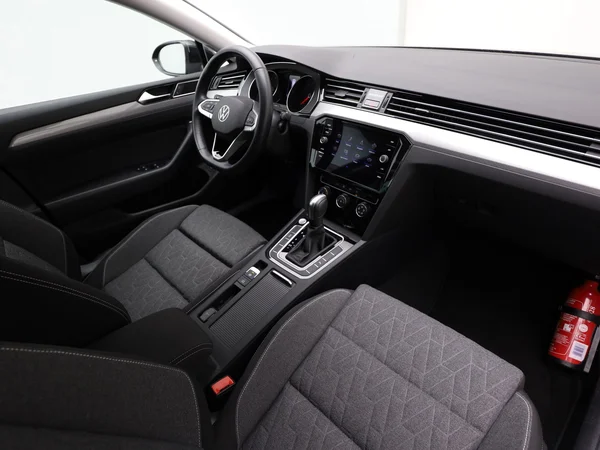 VOLKSWAGEN Passat SW (2023) — foto 12 van 18