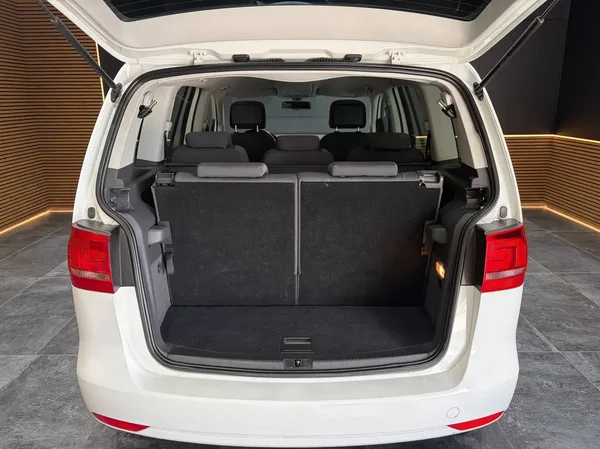 Volkswagen Touran (2015) — foto 19 van 22