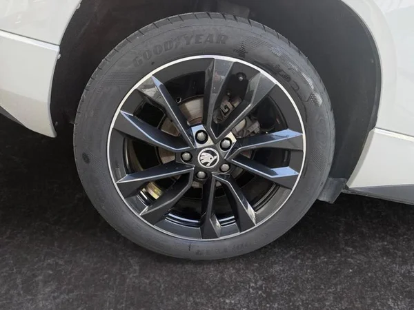 SKODA Karoq (2023) — foto 13 van 29