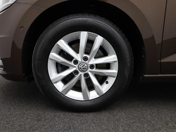 VOLKSWAGEN Touran (2017) — foto 5 van 23