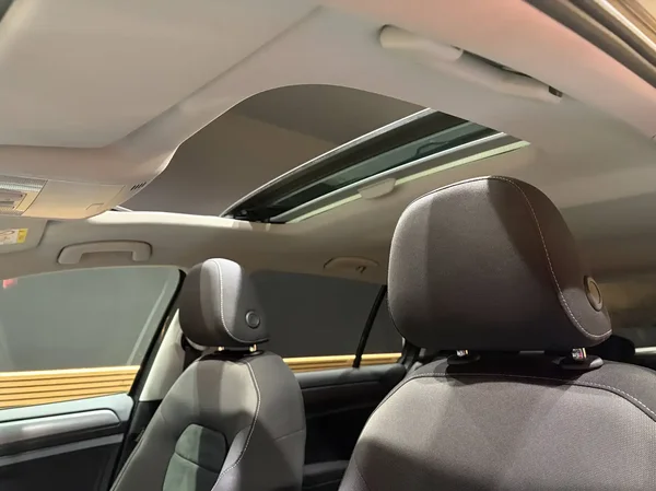 Volkswagen Golf (2018) — foto 2 van 25