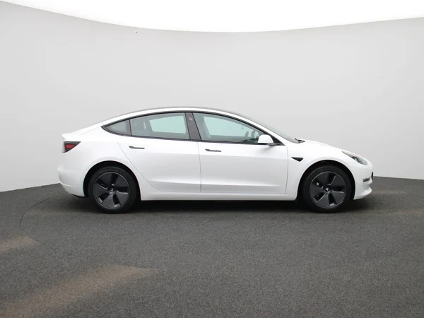 Tesla Model 3 (2023) — foto 37 van 40
