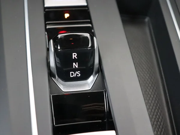 VOLKSWAGEN Golf (2024) — foto 4 van 24