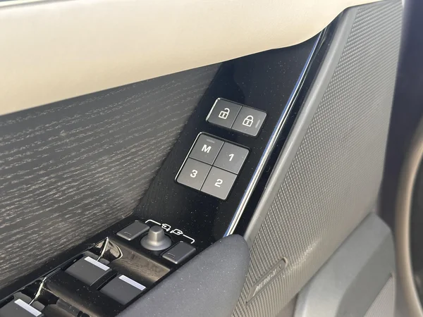 Land Rover Range Rover Velar (2025) — foto 18 van 31