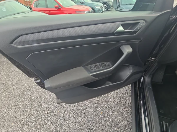 VOLKSWAGEN T-Roc (2021) — foto 6 van 24