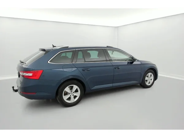 SKODA Superb Combi (2023) — foto 2 van 36