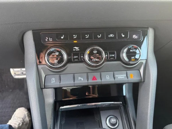 SKODA Karoq (2023) — foto 16 van 29