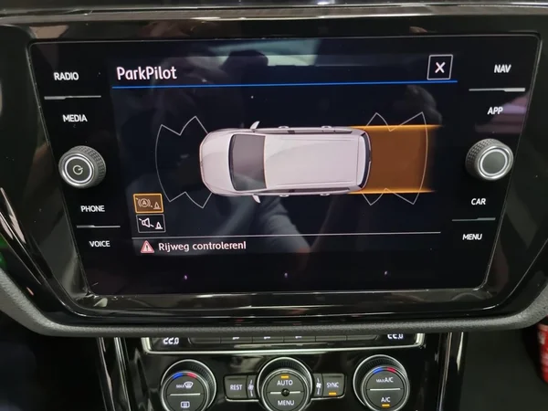 VOLKSWAGEN Touran (2019) — foto 9 van 23