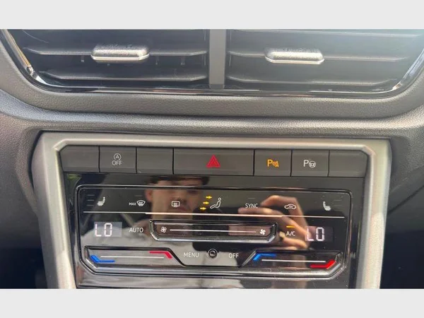 Volkswagen T-Roc (2023) — foto 13 van 24
