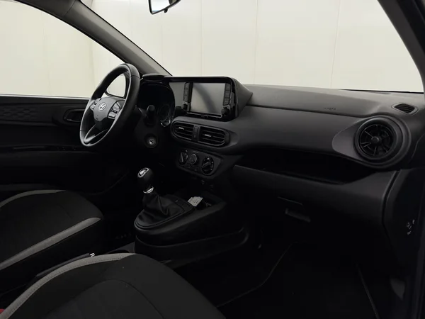 HYUNDAI i10 (2022) — foto 3 van 24