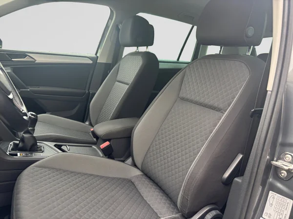 VOLKSWAGEN Tiguan (2016) — foto 18 van 18