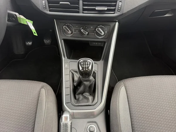 VOLKSWAGEN Polo (2024) — foto 2 van 17