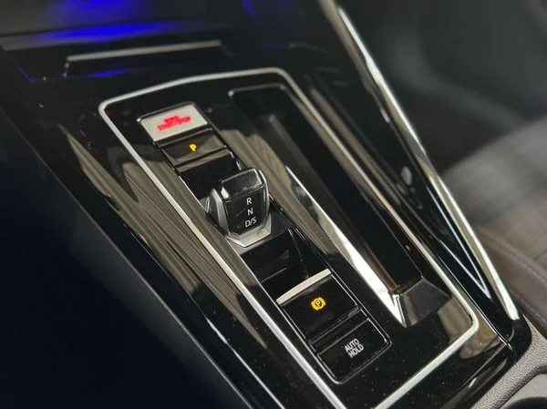 Volkswagen Golf GTE (2022) — foto 2 van 21