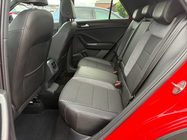 VOLKSWAGEN T-Roc (2018) — foto 13 van 14