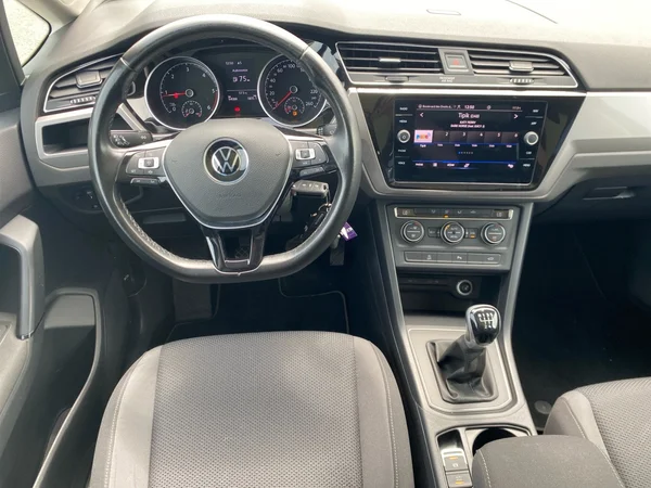 VOLKSWAGEN Touran (2022) — foto 9 van 19