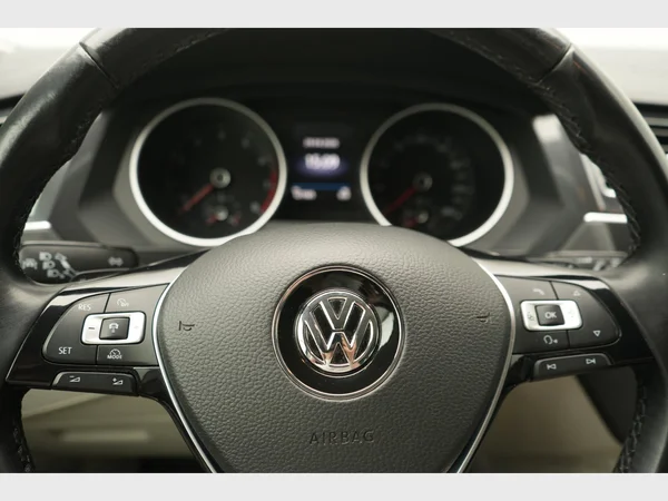 VOLKSWAGEN Tiguan (2017) — foto 8 van 27