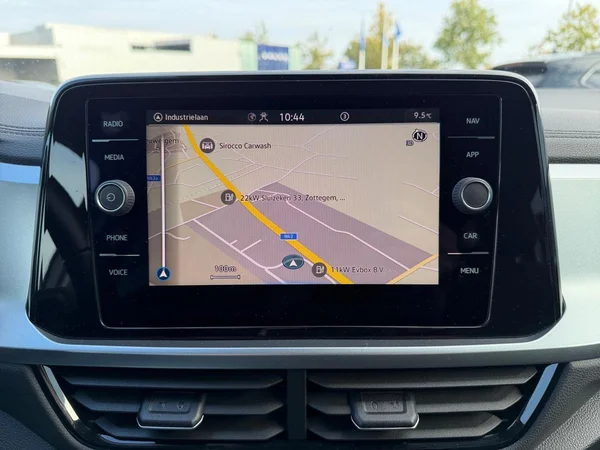 VOLKSWAGEN T-Roc (2022) — foto 13 van 24