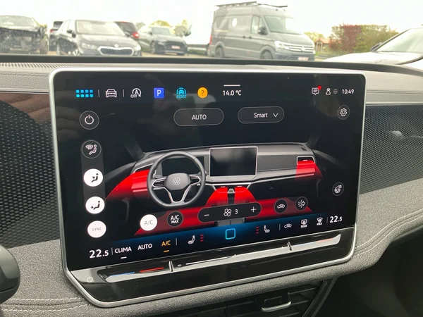VOLKSWAGEN Passat SW (2024) — foto 16 van 25