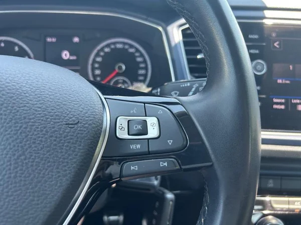 VOLKSWAGEN T-Roc (2021) — foto 18 van 31