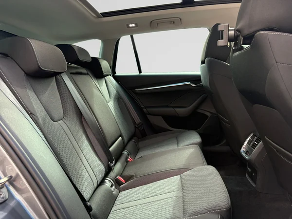 SKODA Octavia Combi (2024) — foto 10 van 22