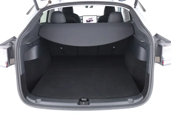 Tesla Model Y (2022) — foto 8 van 16