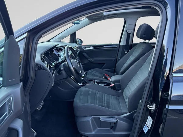 VOLKSWAGEN Touran (2018) — foto 24 van 24