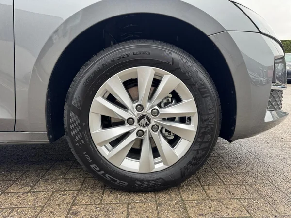 SKODA Octavia Combi (2025) — foto 14 van 21