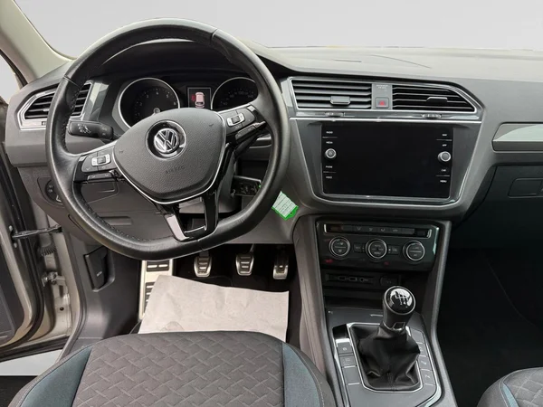 VOLKSWAGEN Tiguan (2020) — foto 3 van 24