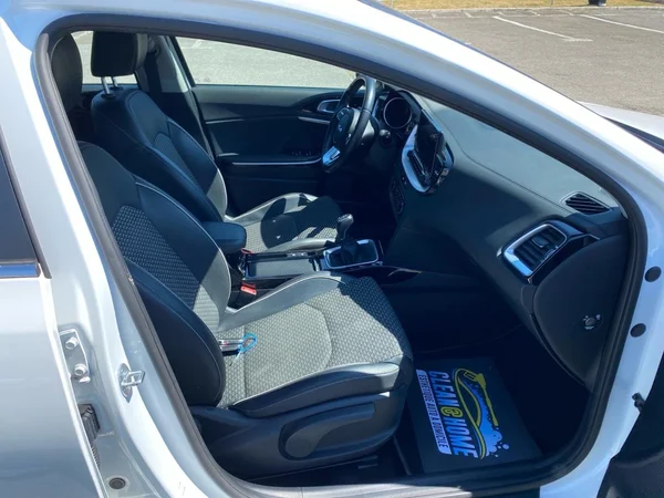KIA Ceed SW (2024) — foto 3 van 8