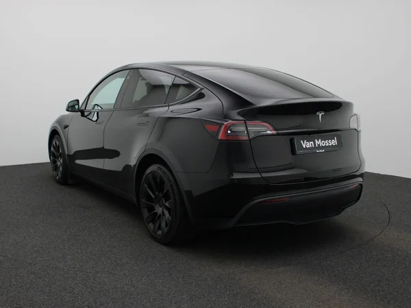 Tesla Model Y (2023) — foto 12 van 39