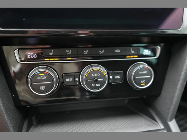 VOLKSWAGEN Passat GTE (2020) — foto 16 van 30