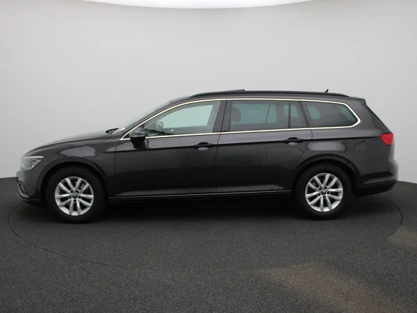 Volkswagen Passat (2022) — foto 34 van 48