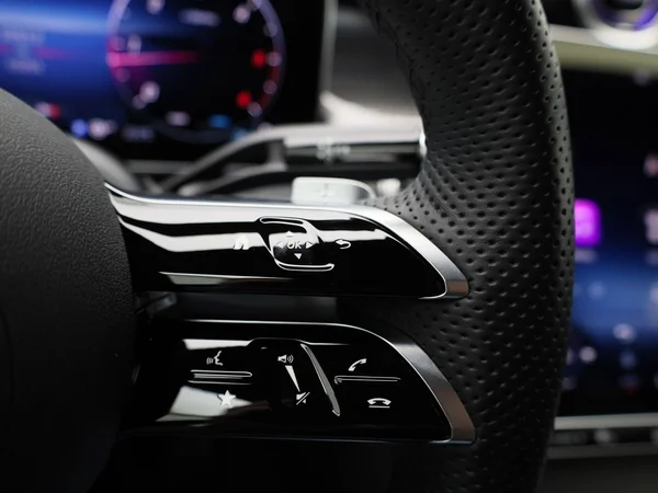 Mercedes-Benz GLC (2025) — foto 9 van 49